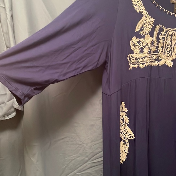 Beautiful Dress with embroidery design - Picture 3 of 5